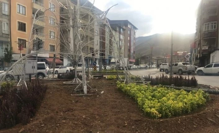 Hakkari Belediyesinden kenti çiçeklerle süsleme çalışması
