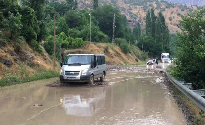Hakkari-Çukurca yolunda sel