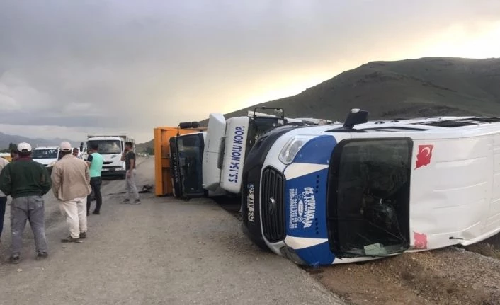 Hatalı solama yapan minibüs Tır ile kafa kafaya çarpıştı