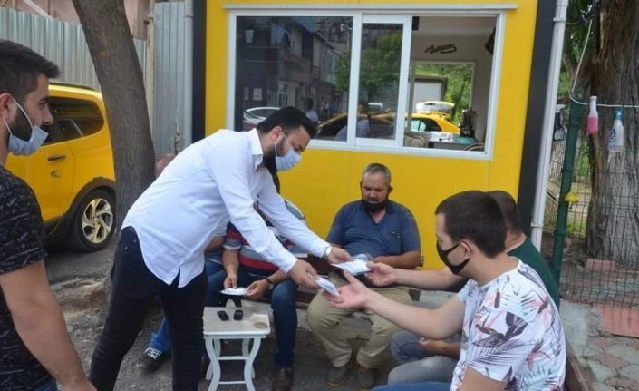 Kars AK Parti Genlik Kolları vatandaşlara maske dağıttı