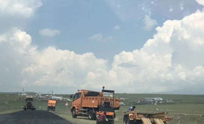 Kars’ta Karayolları Bölge Müdürlüğü bozulan yolları yapıyor