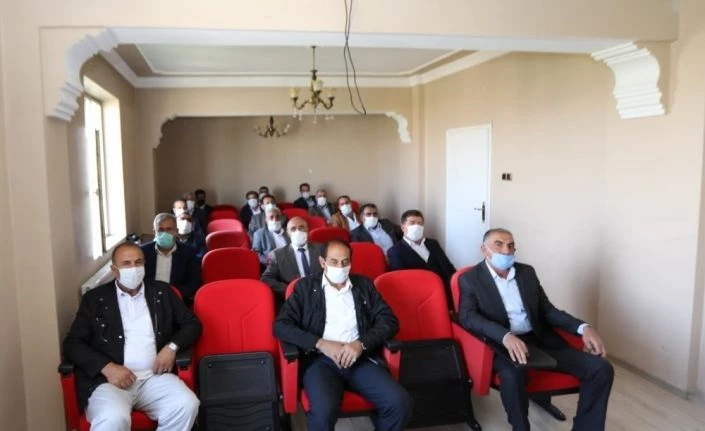 Başkale Kaymakamı Solak, deprem bölgesindeki muhtarlarla bir araya geldi