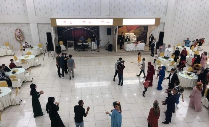 Korona virüs gölgesinde ilk düğün mesafeli halaylarla yapıldı