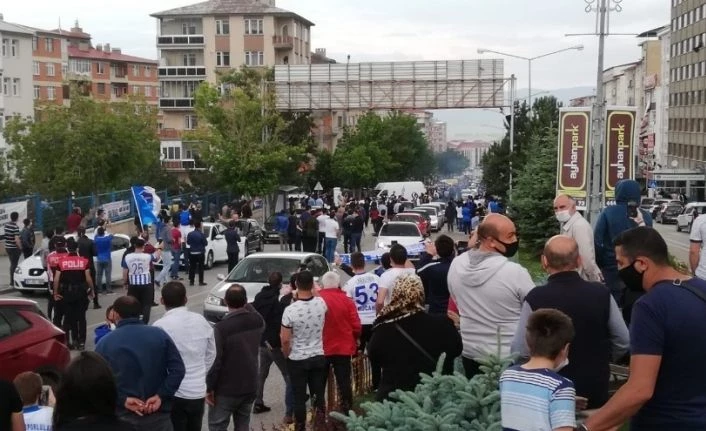 Kritik maç öncesi taraftalar BB Erzurumspor’u stadyuma meşalelerle uğurladı