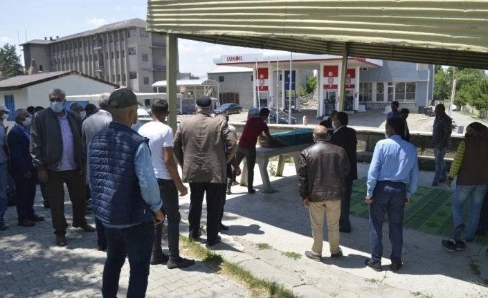 Sel felaketinde boğulan çocuk toprağa verildi