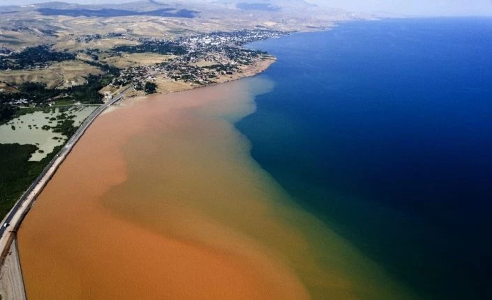 Sel suları Van Gölü’nü kızıla boyadı