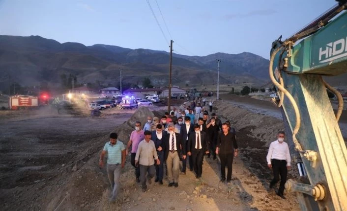 Sel sularının enerji hatlarını yıkma anı kameraya yansıdı