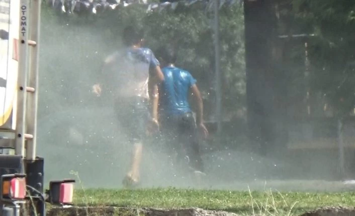 Sıcaktan bunalan çocuklar fıskiye ile serinledi