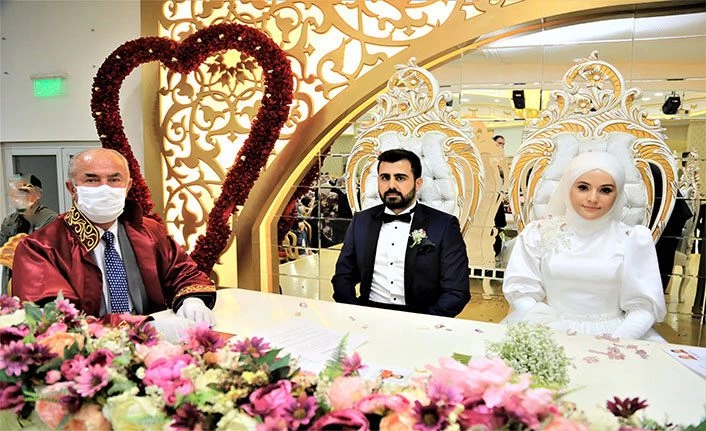 Tuşba Belediye Başkanı Akman sosyal mesafe kuralına göre nikah kıydı