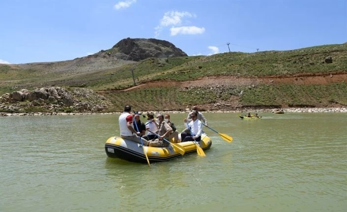 Vali Akbıyık sporcularla birlikte rafting ve kano yaptı