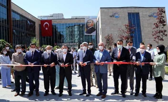Van Valisi Bilmez ‘15 Temmuz Fotoğraf Sergisi’ni açtı