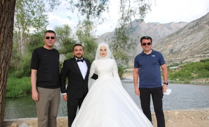 Vali Memiş, yeni evlenen çiftle hatıra fotoğrafı çekildi