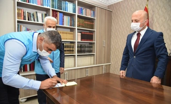 Vali Varol,  "Kurbanını Paylaş, Kardeşinle Yakınlaş" kampanyasına kurban bağışında bulundu