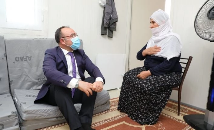 Vali Yırık, kapı kapı gezip gönüllere dokunuyor