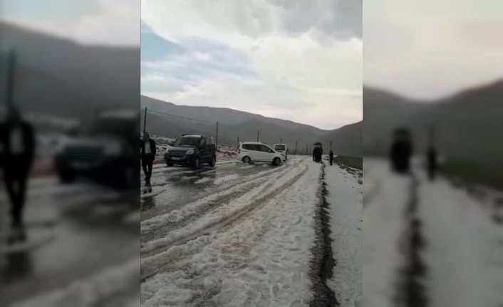 Van-Bahçesaray yolunda dolu etkili oldu