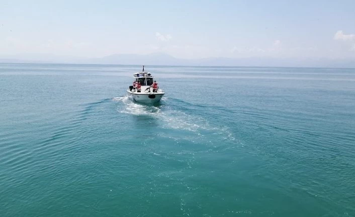 Van Gölü’nde batan teknedeki cenazelerin çıkarılmasına ara verildi