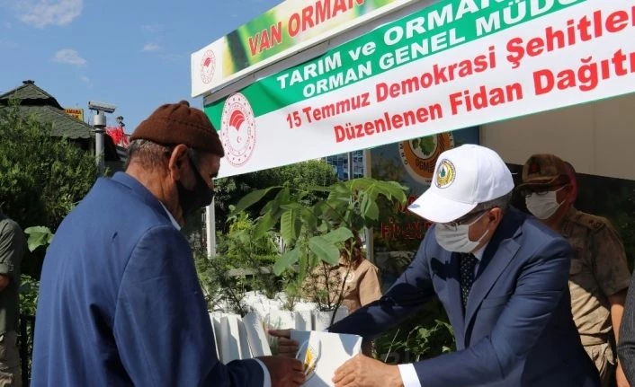 Van’da 15 Temmuz anısına fidan dağıtıldı