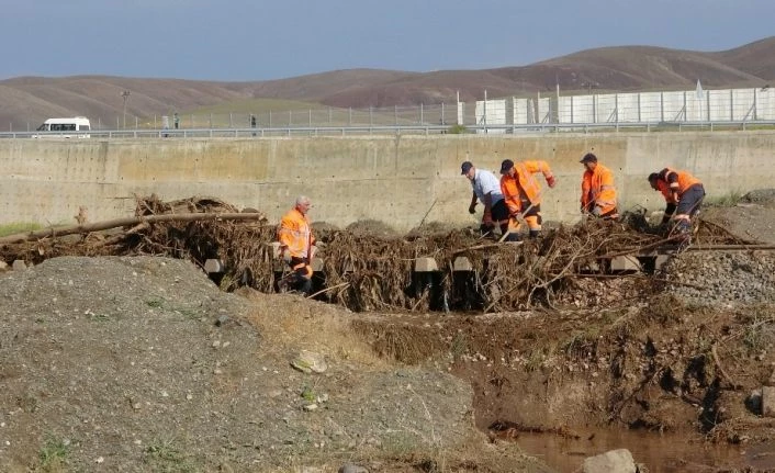 Van’da meydana gelen sel tren yolu ve tarım arazilerine zarar verdi