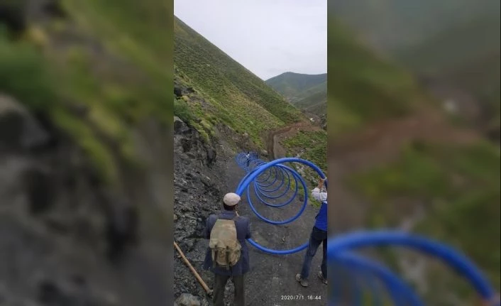 VASKİ’nin çalışmalarına mahalle halkından kazma kürekli destek
