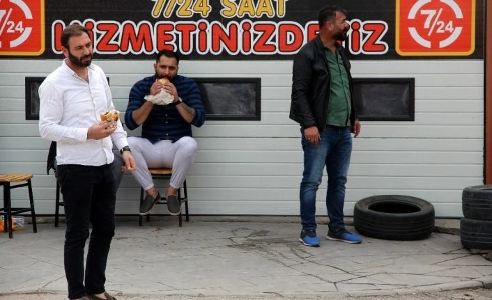 Yemek yiyerek binanın yıkılmasını izlediler