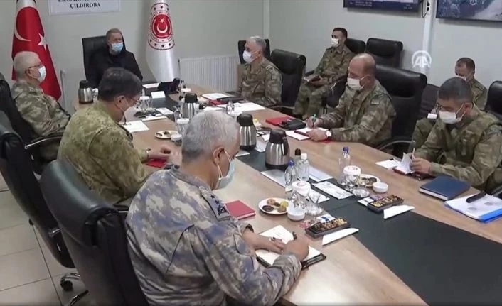 Bakan Akar ve TSK komuta kademesinin sınır mesaisi