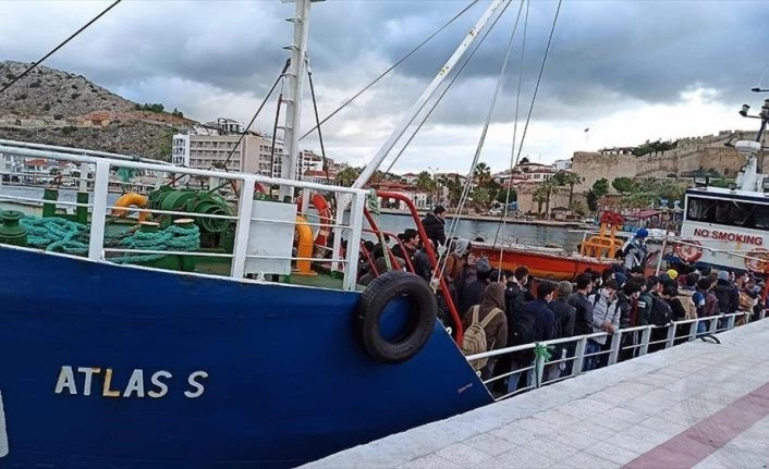 Çeşme açıklarında gemide 187 sığınmacı yakalandı