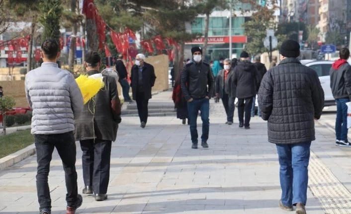 Elazığ’da vatandaşlar depremsiz ve salgınsız bir yıl diledi