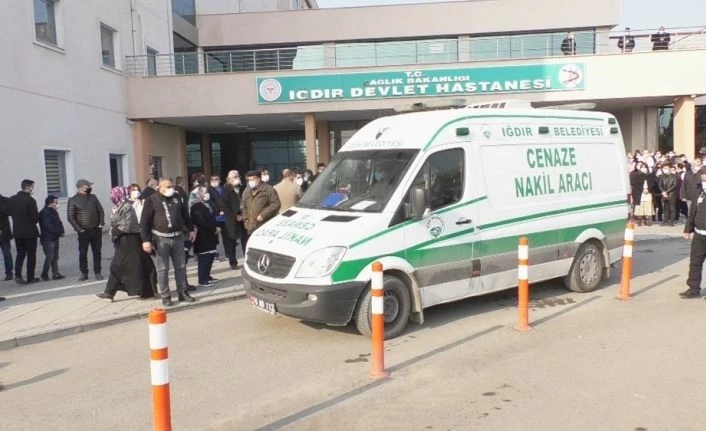 Korona virüse yenik düşen doktor son yolculuğuna uğurlandı
