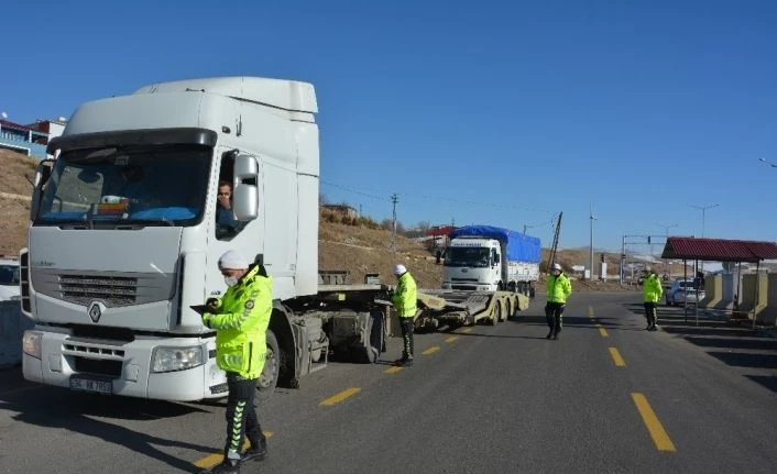 Tercan’da ’zorunlu kış lastiği denetimi’ yapıldı