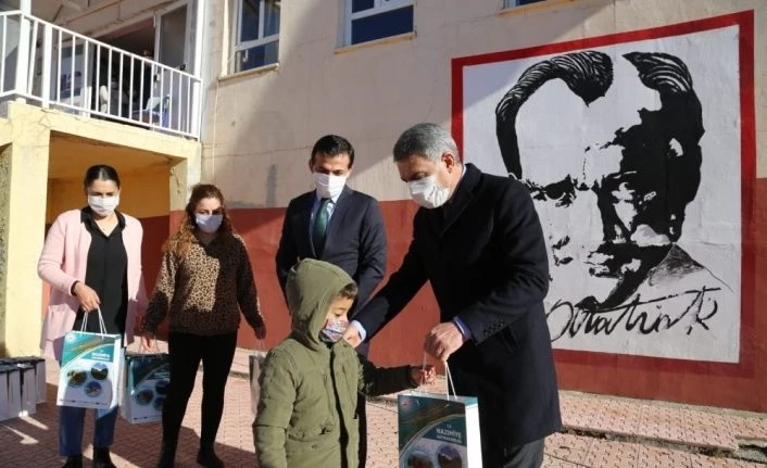 Tunceli’de ihtiyaç sahibi öğrencilere tablet ve dizüstü bilgisayar