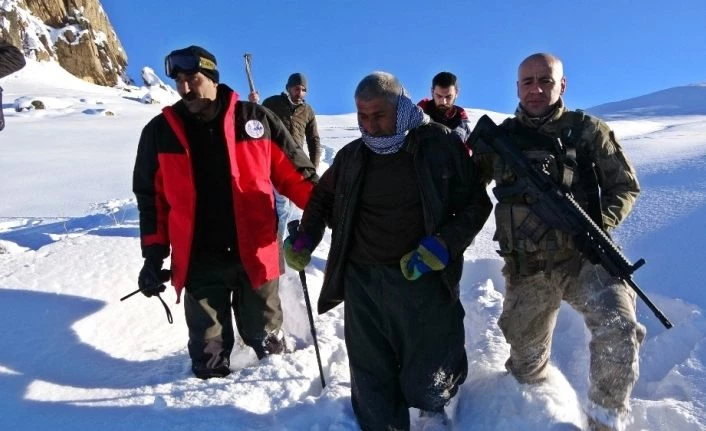 2500 rakımlı dağda mahsur kalan vatandaş 4 saatte kurtarıldı