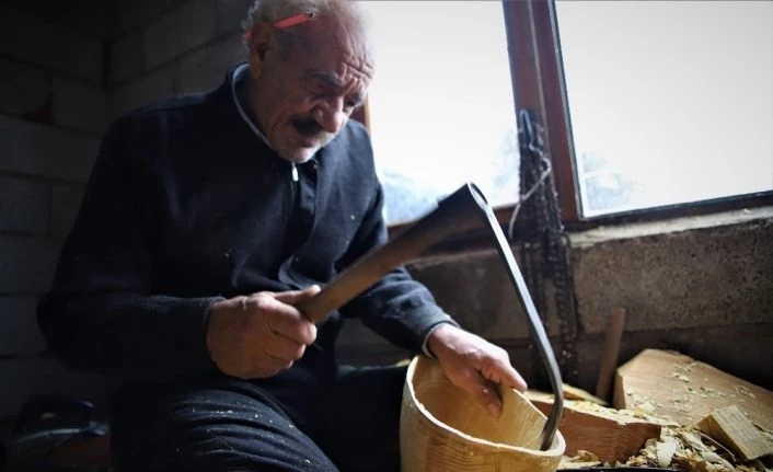 69 yaşında, saz teknesi yapıp Fransa’ya bile satıyor