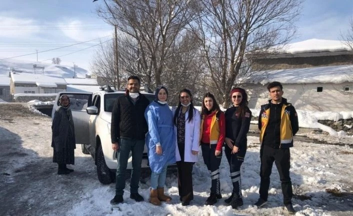 Ağrı’da ekipler uzak köylere ulaşarak 85 yaş üzeri vatandaşları aşılıyor