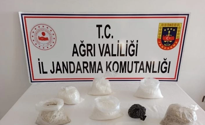 Ağrı’da piyasa değeri 1 milyon 259 bin lira olan metamfetamin maddesi ele geçirildi