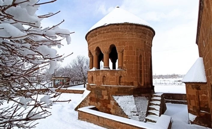 Ahlat’ın tarihi mekanlarından kartpostallık kar manzaraları