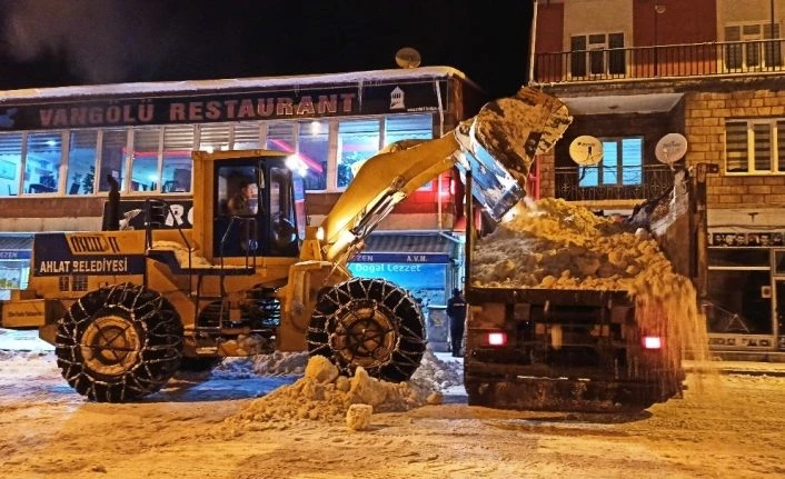 Ahlat’ta eksi 10 derecede karla mücadele çalışması