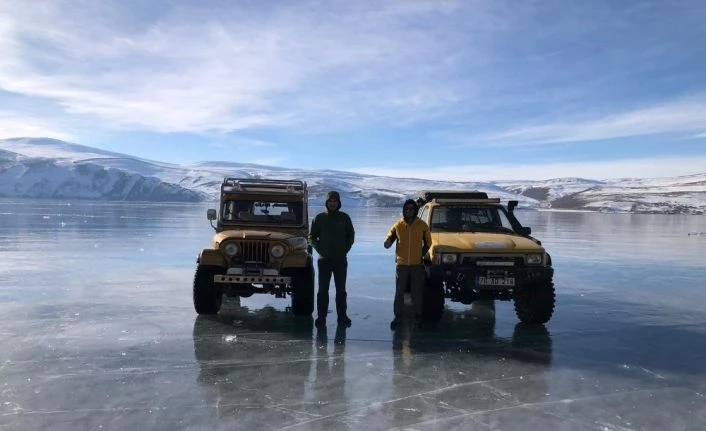 Aras Dağları zirvesinde bulunan donmuş göl üzerinde off-road heyecanı