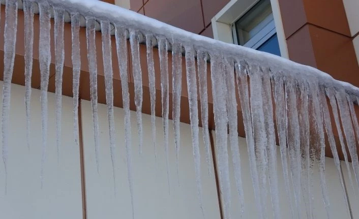 Ardahan buz kesti: Garajdaki araçlar dahi dondu