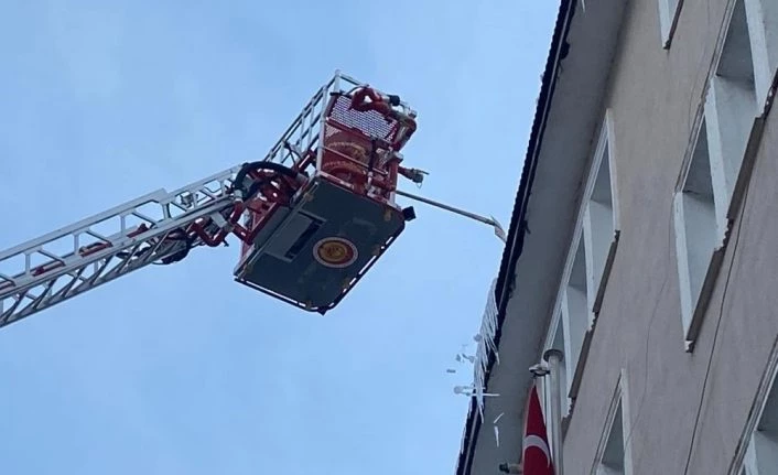 Ardahan’da çatılarda buz temizliği