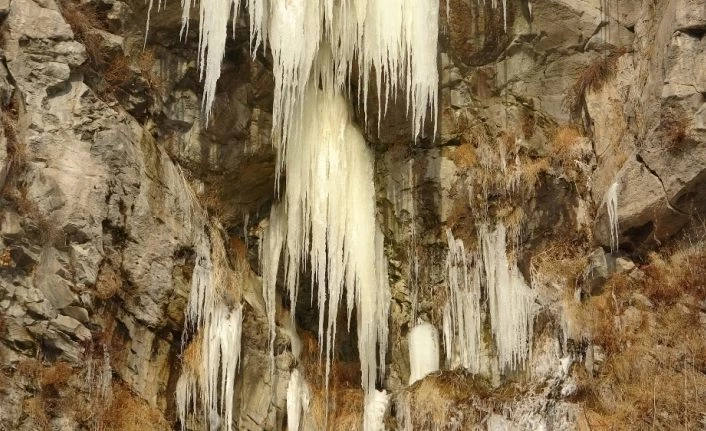 Ardahan’da donan şelalede buz sarkıtları oluştu
