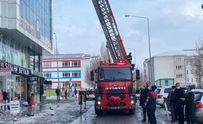 Ardahan’daki çatılarda tehlike oluşturan buz sarkıtları itfaiye ekiplerince temizlendi