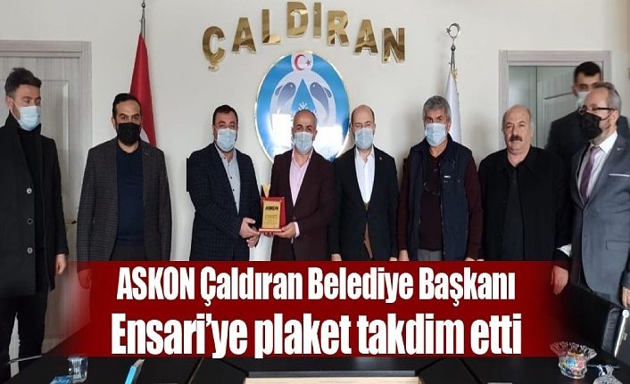 ASKON Çaldıran Belediye Başkanı Ensari’ye plaket takdim etti