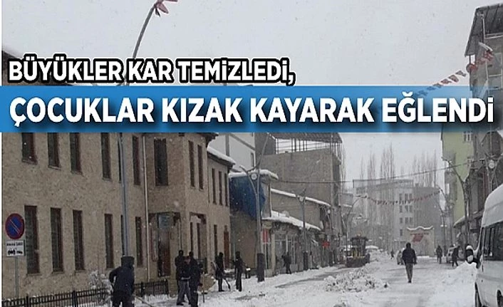 Bahçesaray'da büyükler kar temizledi, çocuklar kızak kayarak eğlendi