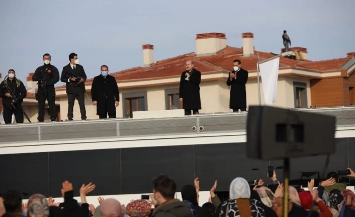Bakan Soylu ve Kurum deprem konutları anahtar teslim törenine katıldı