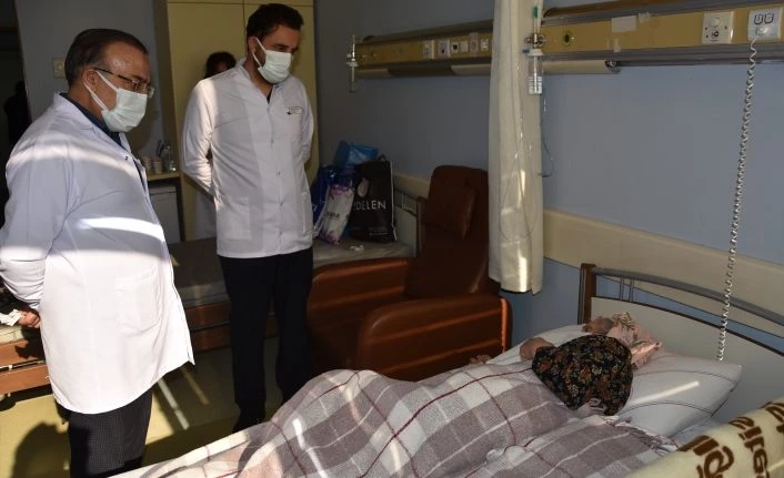 Başhekim Çelik’ten Gazeteci Türk’ün annesine geçmiş olsun ziyareti