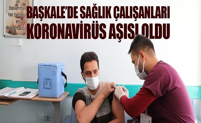 Başkale’de sağlık çalışanları koronavirüs aşısı oldu