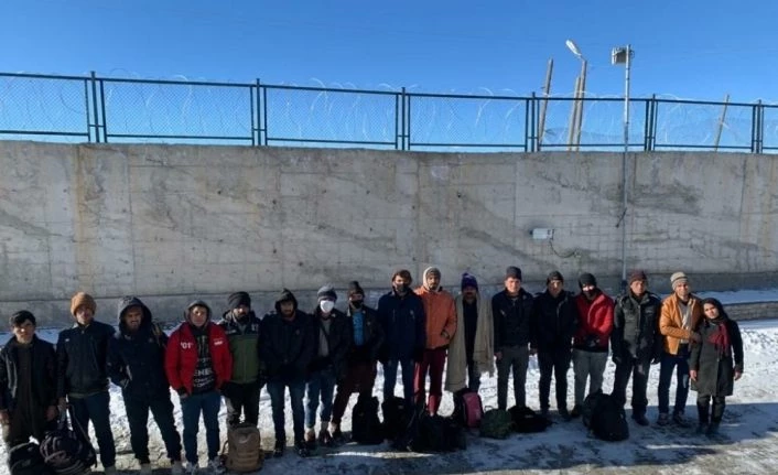 Başkale’de 17 düzensiz göçmen yakalandı