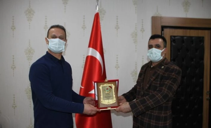 Başkan Kılıç’tan Kaymakam Yalçın’a teşekkür plaketi