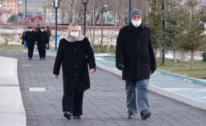 Batı’da kar çilesi, Van’da yalancı bahar sefası