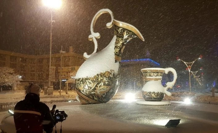 Beyaz gelinliğini giyinen Erzincan’da kartpostallık görüntüler oluştu